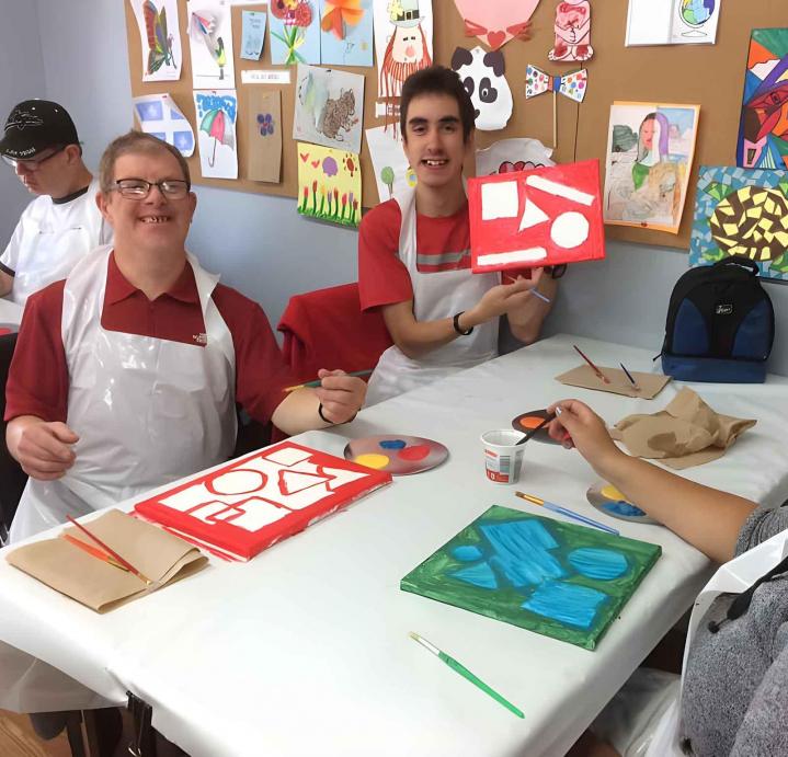 Nous organisons des loisirs pour les personnes déficientes.